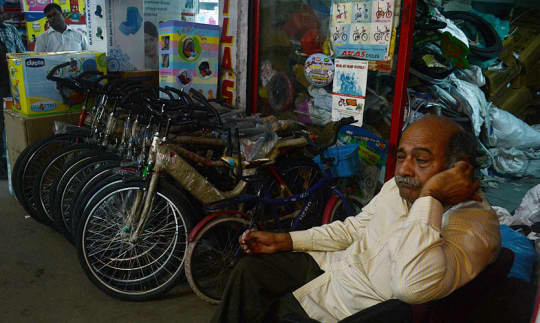 jhandewalan cycle market shops