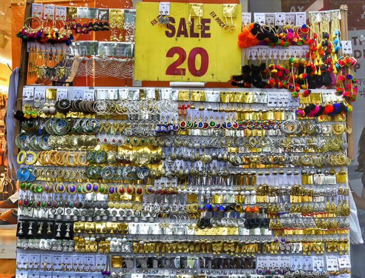 Get your hands on the Junk jewellery in Mumbai at these markets.